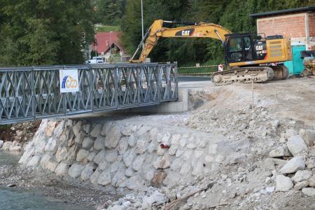 Začetek gradnje začasnega mostu v Stranjah in popolna zapora na območju gradnje (8)